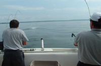  Keith combat un truite arc-en-ciel comme nous l'observons sauter au fond du bateau